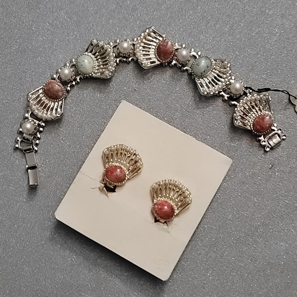 Absolutely stunning Vintage Bracelet with Clip on earrings - Picture 5 of 9